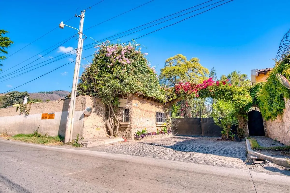 Private Studio with Kitchenette & parking Antigua