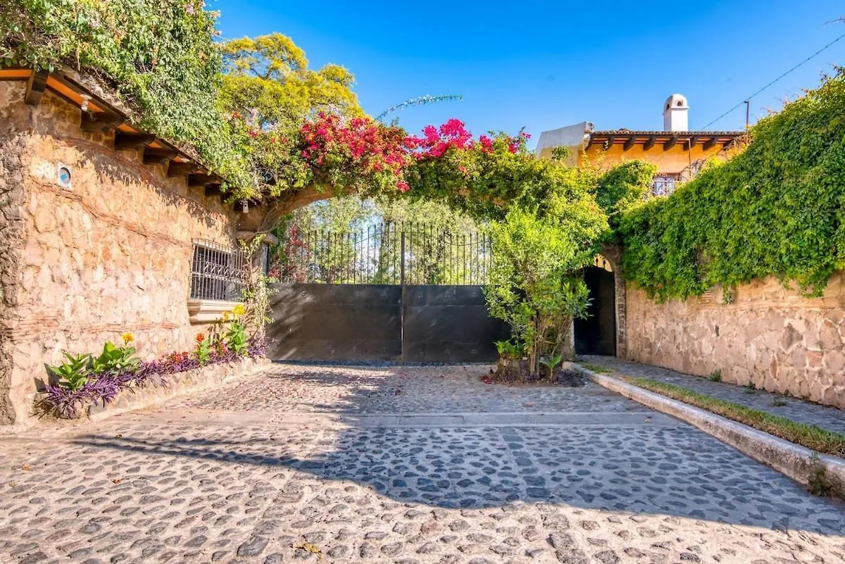 Private Studio with Kitchenette & parking Antigua Guatemala
